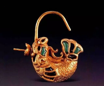 辽会同四年（公元941年）  摩竭形嵌松石金耳饰
内蒙古文物考古研究所藏
