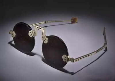 清代  铜架茶晶眼镜
北京故宫博物院藏
