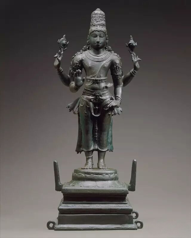 公元10世纪  毗湿奴立像
美国大都会博物馆藏
