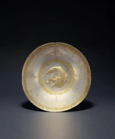 唐代  鎏金摩竭纹四曲银碗  
美国内尔森阿特金斯艺术博物馆藏
