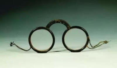 清代  折叠式水晶眼镜
南京博物院藏
