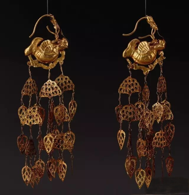 辽代  摩竭鱼链式金耳坠  
上海观复博物馆藏
