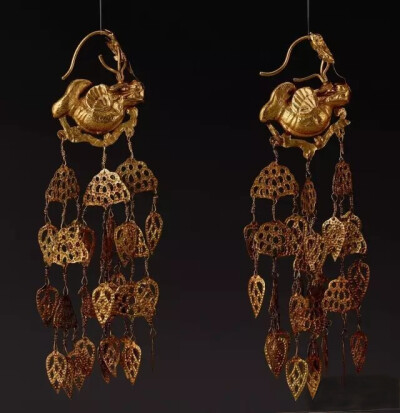 辽代  摩竭鱼链式金耳坠  
上海观复博物馆藏
