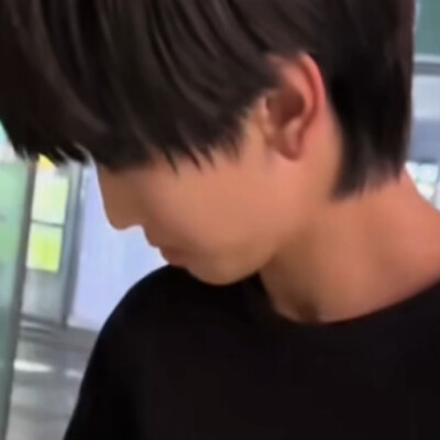 骗人，你根本就不是真的喜欢我也不是真的想亲我，你只是觉得我毛茸茸的捏起来很好玩