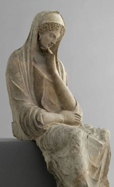 2300年前的一尊陶制女性雕像，表现出类似低头沉思的动作，卢浮宫藏