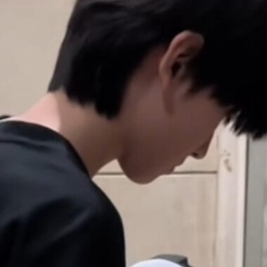 骗人，你根本就不是真的喜欢我也不是真的想亲我，你只是觉得我毛茸茸的捏起来很好玩