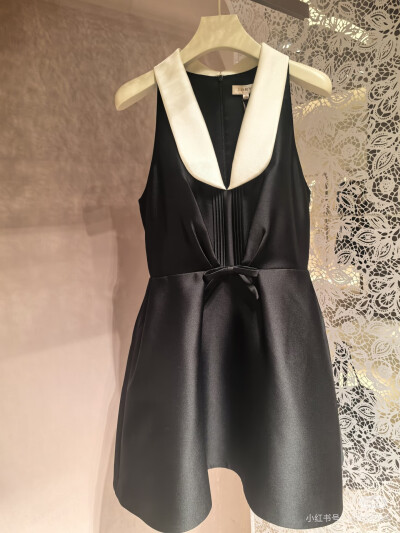 JORYA 黑白撞色V领蝴蝶结连衣裙 ¥3260