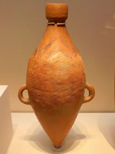 仰韶文化  小口尖底陶瓶
中国国博家博物馆藏
