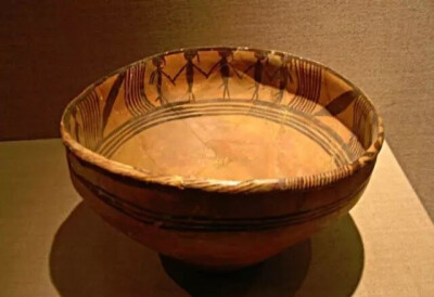 马家窑文化  舞蹈纹彩陶盆
中国国博家博物馆藏
