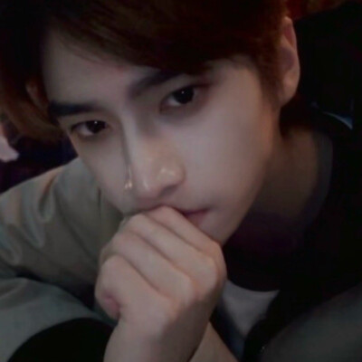 下次不许把自己的帅脸拍那么暗了调的我好崩溃