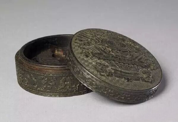 清乾隆  紫檀雕聚宝盆纹圆盒
北京故宫博物院藏
