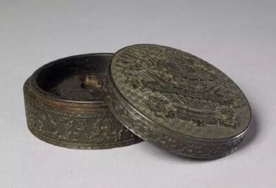 清乾隆  紫檀雕聚宝盆纹圆盒
北京故宫博物院藏
