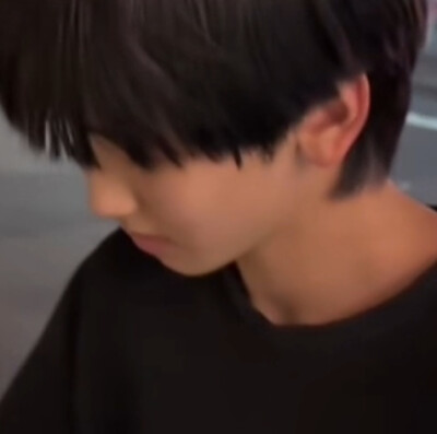 骗人，你根本就不是真的喜欢我也不是真的想亲我，你只是觉得我毛茸茸的捏起来很好玩