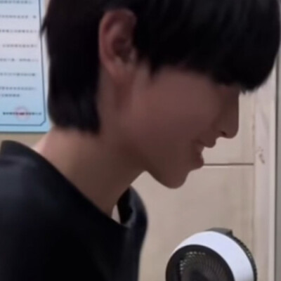 骗人，你根本就不是真的喜欢我也不是真的想亲我，你只是觉得我毛茸茸的捏起来很好玩