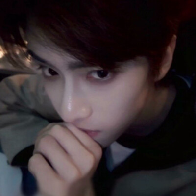 下次不许把自己的帅脸拍那么暗了调的我好崩溃