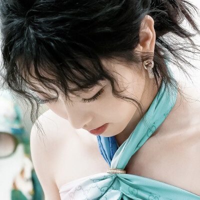 等一缕光找到花瓶的缺口