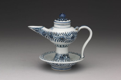 明宣德 青花草叶纹托盘书灯
台北故宫博物院藏
