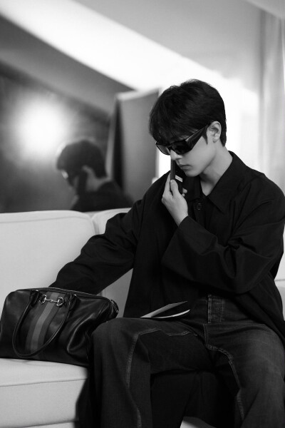 @GUCCI ​大秀#GucciPrimavera# 序幕将开，随@肖战 一起以经典为底，与先锋相遇，共探无限意趣，稍后见！http://t.cn/AXciBxFC ​​​