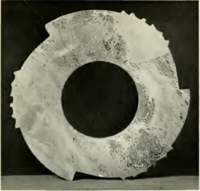 天文用玉，玉璧（实际为玉璇玑，译者注）。
灰色和牙白色，表面略凸起。
周代或更早，直径14.08cm。
尤氏藏品（Eumorfopoulos Collection）
