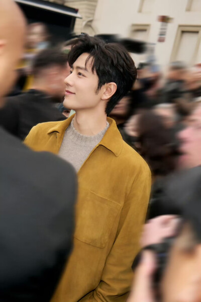 全球品牌代言人@肖战 出席#TODS2026秋冬系列时装秀#。匠心流转于隽永风格与工匠指尖，一起欣赏@TODS 创意总监Matteo Tamburini的全新演绎。#ItalianSignature# ​​​