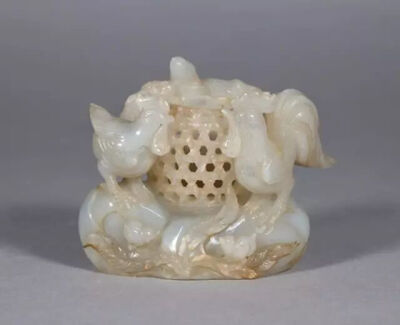 清代  青玉雕官上加官小花插
观复博物馆藏
