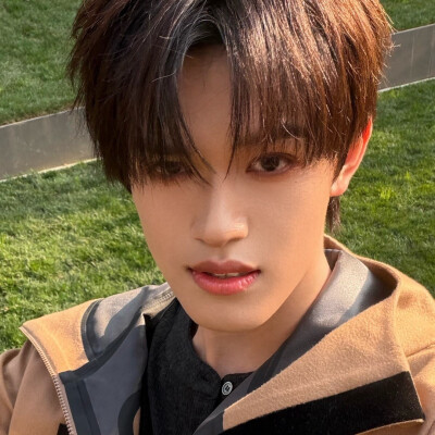 别跟我讲大道理， 在我这儿只有一条规矩： 小猪开心＞一切道理。 他想干嘛就干嘛，想摆烂就摆烂，想发呆就发呆。 大明星？不，是被我宠坏的小笨猪。