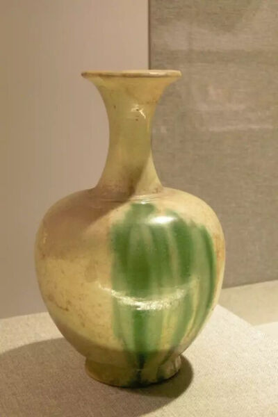 北朝  范粹墓出土白釉绿彩长颈瓶
 河南博物院藏
