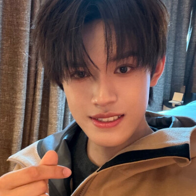 别跟我讲大道理， 在我这儿只有一条规矩： 小猪开心＞一切道理。 他想干嘛就干嘛，想摆烂就摆烂，想发呆就发呆。 大明星？不，是被我宠坏的小笨猪。