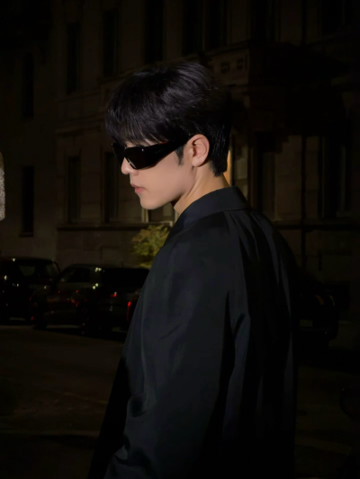 #日常见肖战# 留一抹鲜活侧影风华@肖战 ​​​