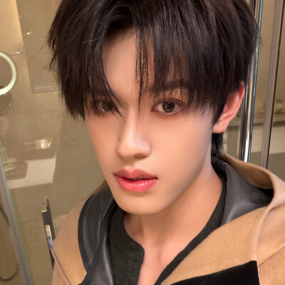 别跟我讲大道理， 在我这儿只有一条规矩： 小猪开心＞一切道理。 他想干嘛就干嘛，想摆烂就摆烂，想发呆就发呆。 大明星？不，是被我宠坏的小笨猪。