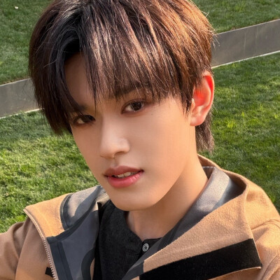 别跟我讲大道理， 在我这儿只有一条规矩： 小猪开心＞一切道理。 他想干嘛就干嘛，想摆烂就摆烂，想发呆就发呆。 大明星？不，是被我宠坏的小笨猪。