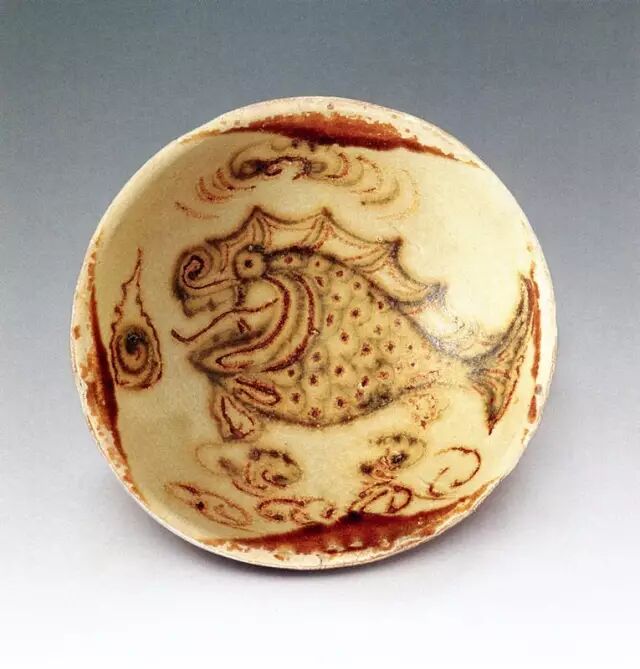 唐代  长沙窑青釉褐绿彩摩竭纹碗  
黑石号沉船出水
 新加坡亚洲文明博物馆藏
