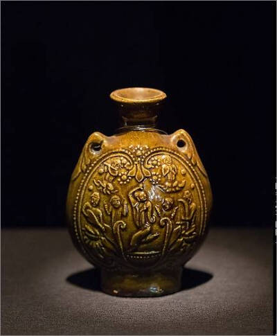 北朝  铅褐釉印花人物纹扁瓶
北京故宫博物院藏
