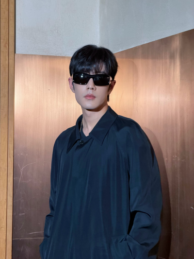 #日常见肖战# 留一抹鲜活侧影风华@肖战 ​​​