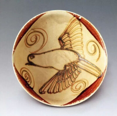 唐代  长沙窑青釉褐绿彩飞鸟纹碗 
黑石号沉船出水
新加坡亚洲文明博物馆藏
