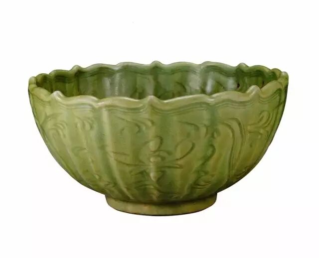 明代  龙泉窑划花菱口碗  
 苏州博物馆藏
