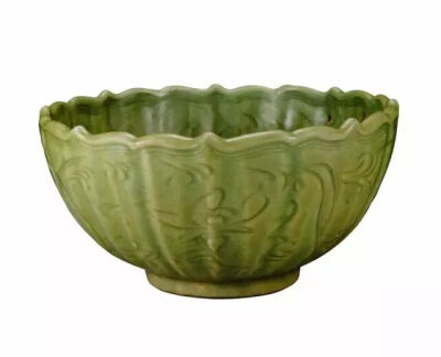 明代  龙泉窑划花菱口碗  
 苏州博物馆藏
