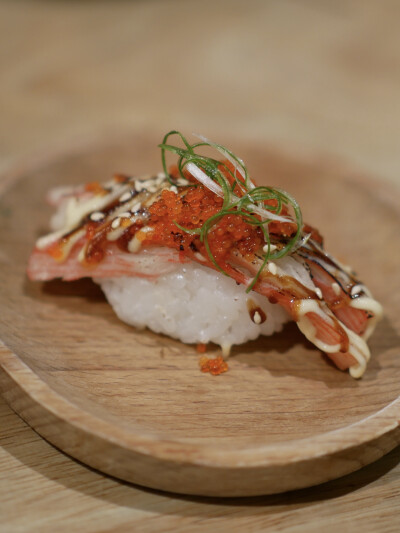 到了下关那是分秒必争干饭！
菌汤煮牛肝菌也是喝不腻哒菌子炒饭镬气满满临走还打包走一份
等消化的时间顺便把春节档的最后一场给补了
戏幕落发现戏作寿司大排长龙
那就隔壁DQ稍坐这边炫完倒杯不洒那边到号完美衔接hh…