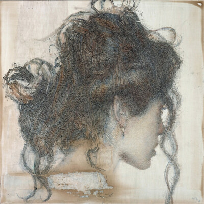 丹尼尔·比尔梅斯，这位在洛杉矶挥洒灵感的当代画家，总在画布上玩着奇妙的平衡术。他把现实主义揉进象征与抽象的漩涡，用指尖摩挲出的质感与眉目流转的神情，将寻常日子与奇幻想象织成同一片锦缎。他的画里，既有破…