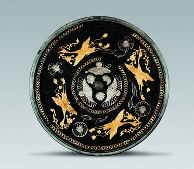 唐代 四鸾衔绶金银平脱镜 
陕西历史博物馆藏
