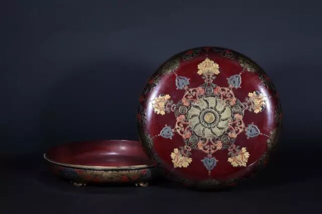 清乾隆 紫漆地识文描金缠枝莲寿字纹捧盒
观复博物馆藏
