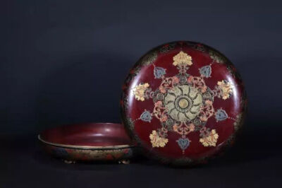 清乾隆 紫漆地识文描金缠枝莲寿字纹捧盒
观复博物馆藏
