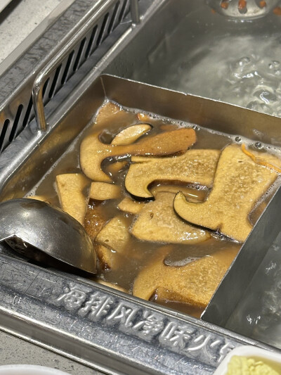 到了下关那是分秒必争干饭！
菌汤煮牛肝菌也是喝不腻哒菌子炒饭镬气满满临走还打包走一份
等消化的时间顺便把春节档的最后一场给补了
戏幕落发现戏作寿司大排长龙
那就隔壁DQ稍坐这边炫完倒杯不洒那边到号完美衔接hh…