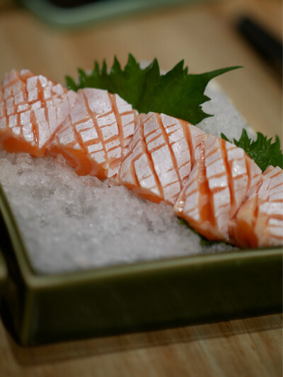 到了下关那是分秒必争干饭！
菌汤煮牛肝菌也是喝不腻哒菌子炒饭镬气满满临走还打包走一份
等消化的时间顺便把春节档的最后一场给补了
戏幕落发现戏作寿司大排长龙
那就隔壁DQ稍坐这边炫完倒杯不洒那边到号完美衔接hh…