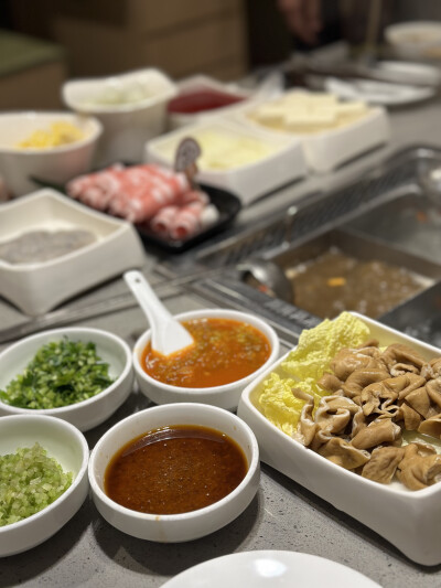 到了下关那是分秒必争干饭！
菌汤煮牛肝菌也是喝不腻哒菌子炒饭镬气满满临走还打包走一份
等消化的时间顺便把春节档的最后一场给补了
戏幕落发现戏作寿司大排长龙
那就隔壁DQ稍坐这边炫完倒杯不洒那边到号完美衔接hh…