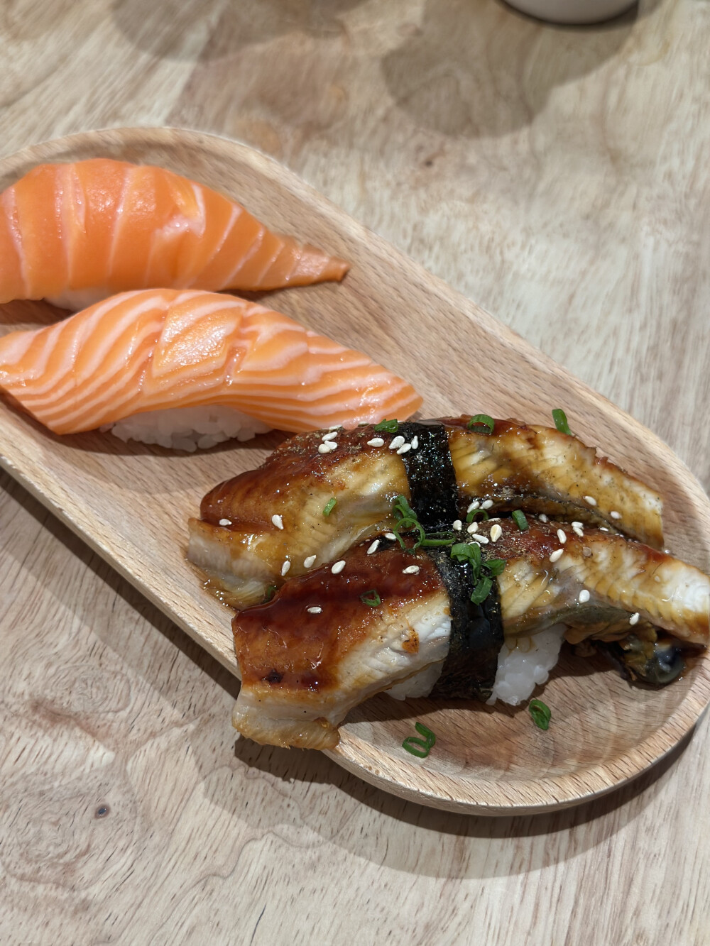 到了下关那是分秒必争干饭！
菌汤煮牛肝菌也是喝不腻哒菌子炒饭镬气满满临走还打包走一份
等消化的时间顺便把春节档的最后一场给补了
戏幕落发现戏作寿司大排长龙
那就隔壁DQ稍坐这边炫完倒杯不洒那边到号完美衔接hhhhh
多么愉快的一天