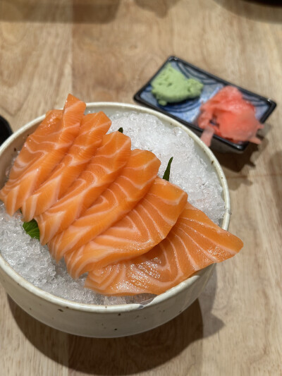 到了下关那是分秒必争干饭！
菌汤煮牛肝菌也是喝不腻哒菌子炒饭镬气满满临走还打包走一份
等消化的时间顺便把春节档的最后一场给补了
戏幕落发现戏作寿司大排长龙
那就隔壁DQ稍坐这边炫完倒杯不洒那边到号完美衔接hh…