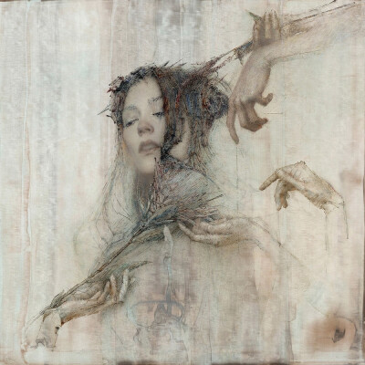 丹尼尔·比尔梅斯，这位在洛杉矶挥洒灵感的当代画家，总在画布上玩着奇妙的平衡术。他把现实主义揉进象征与抽象的漩涡，用指尖摩挲出的质感与眉目流转的神情，将寻常日子与奇幻想象织成同一片锦缎。他的画里，既有破…