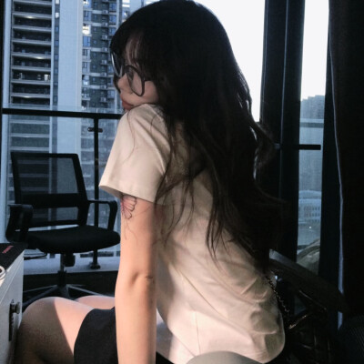 幸福像雨滴滑过玻璃 痛苦像雨痕长久不消