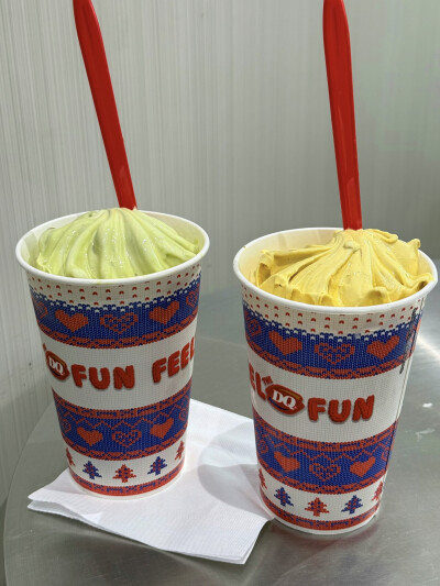 到了下关那是分秒必争干饭！
菌汤煮牛肝菌也是喝不腻哒菌子炒饭镬气满满临走还打包走一份
等消化的时间顺便把春节档的最后一场给补了
戏幕落发现戏作寿司大排长龙
那就隔壁DQ稍坐这边炫完倒杯不洒那边到号完美衔接hh…